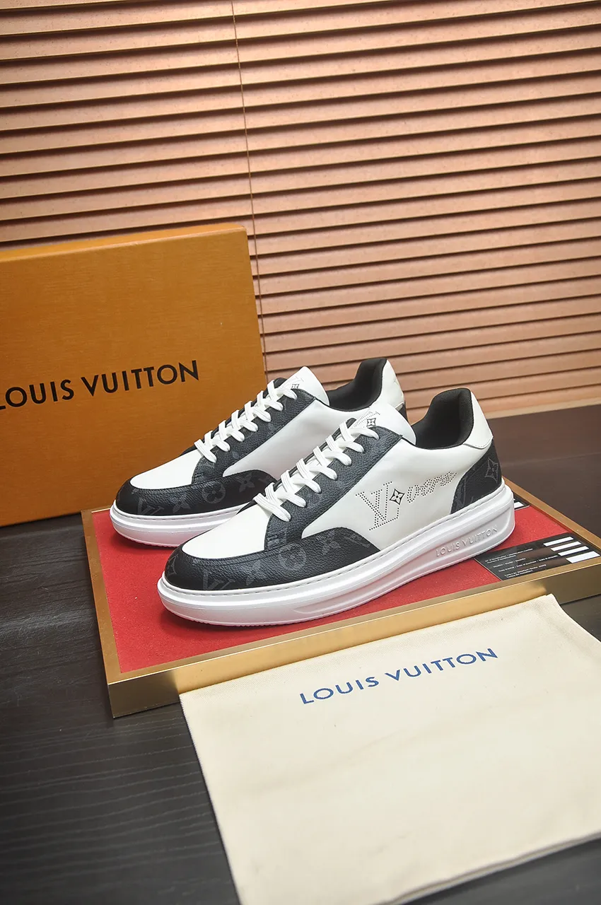 Men's men's shoes 💰640💶Original development, quality shipping, welcome to compare - LV sneaker series sports shoes introduce the loose silhouette of the ready-to-wear series into the spring and summer men's wear shows and make an eye-catching appearance. The cow leather upper is combined with rough fabric laces, and colorful beading highlights the brand's classic elements. LV letters mark the tongue and Monogram floral outsole. Mixed materials Made of top-grain cowhide, thick shoelace design, large Monogram print on the side, mesh lining and cotton feet, the comfort is as extreme as ever, premium heritage, quality first, worth owning! Size: Men’s 38-45 (45 is custom-made and cannot be returned or exchanged)